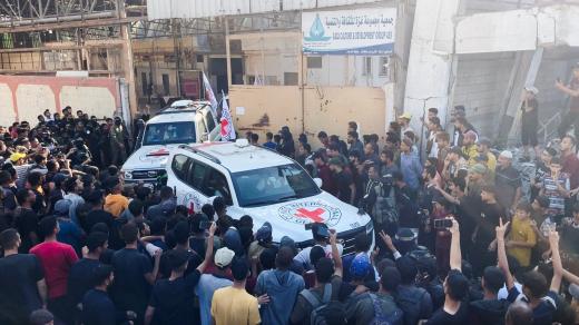 Vozidlo Červeného kříže přepravuje rukojmí, kteří byli zadržováni v Gaze od útoku 7. října 2023