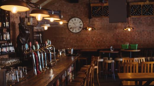 Prázdný bar, hospoda (ilustrační foto)