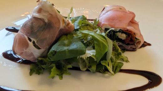 Sváteční předkrm z mozzarelly a šunky