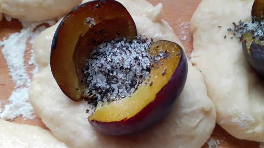 Buchty se švestkami a mákem