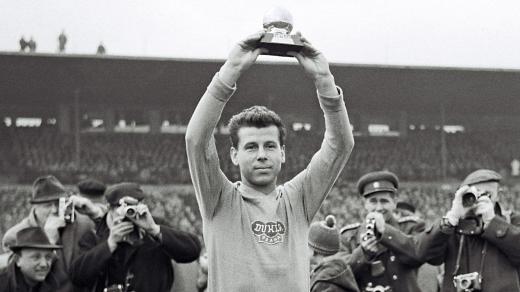 Josef Masopust a jeho trofej za nejlepšího evropského hráče roku 1962