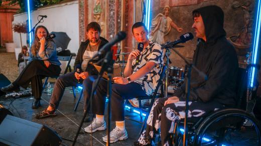 Debata s hudební publicistkou Anetou Martínkovou, elektronickým producentem Ondřejem Holým alias dné a muzikoterapeutem Matějem Lipským