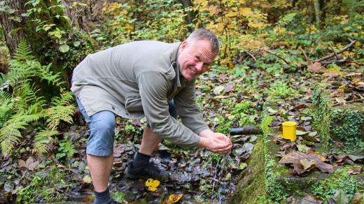 Marek Řeháček ochutnává Dívčí pramen v Hubertově údolí v Zákupech