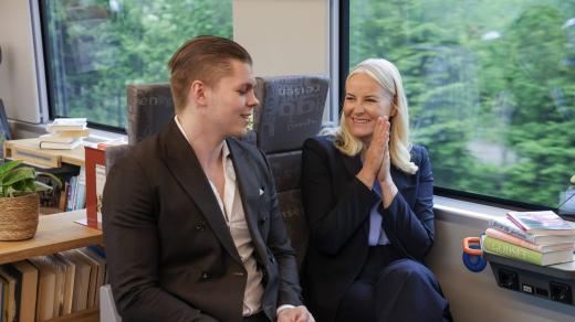 Norská korunní princezna Mette-Marit a spisovatel Oliver Lovrenski v literárním vlaku v Alvdalu