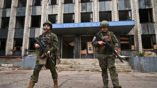 Ruští vojáci ve městě Selidovo