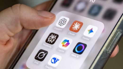 Mobilní telefon s několika aplikacemi AI, ilustrační foto