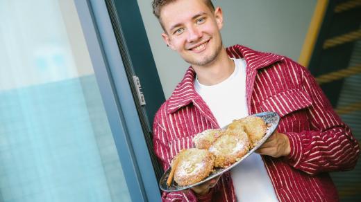 Cukrář Vojta Vrtiška s hruškovým koláčem