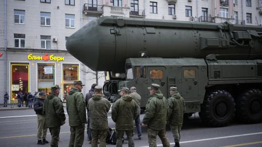 Ruské balistické rakety RS-24 Jars v ulicích Moskvy před zkouškou vojenské přehlídky ke Dni vítězství