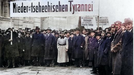 Protičeská demonstrace ve Vídni (1919, digitálně kolorováno)