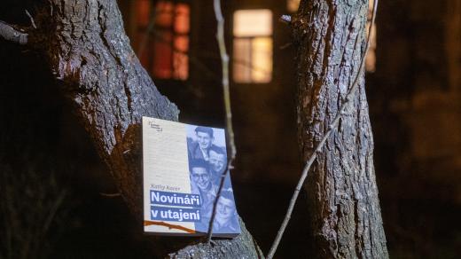 Časopis Klepy připomíná také kniha Novináři v utajení