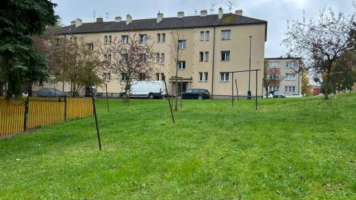 Města si od rušení prvků slibuje snazší údržbu ploch mezi domy
