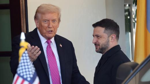 Volodymyr Zelenskyj (vpravo) se zdraví s Donaldem Trumpem