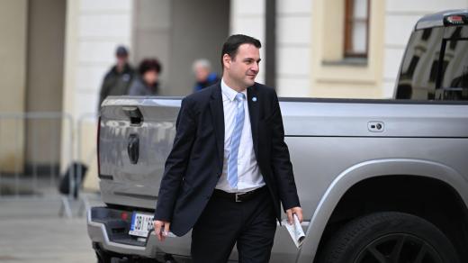 Předseda Motoristů Petr Macinka dorazil na schůzku s prezidentem Petrem Pavlem v rámci povolebních konzultací