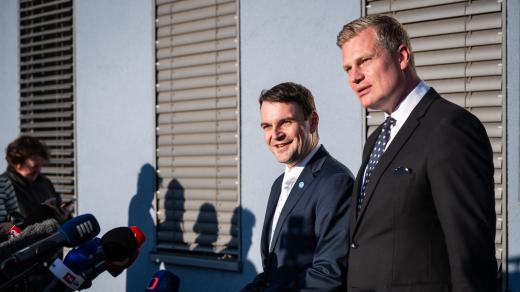 Předseda Motoristů Petr Macinka (vlevo) a jejich čestný prezident Filip Turek po jednání s předsedou hnutí ANO Andrejem Babišem