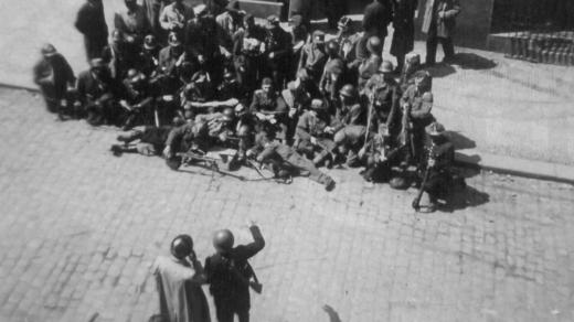 Bojovníci rozhlasu před vchodem do budovy, 11. květen 1945