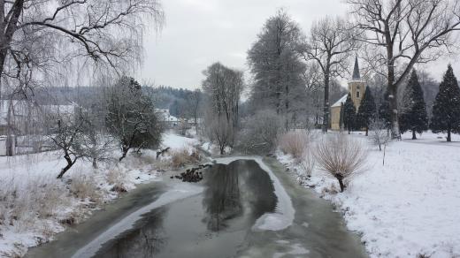 V polovině Jindrovy naučné stezky leží vesnice Jindřiš