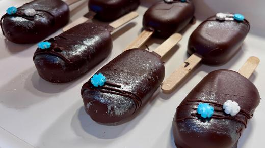 Dezert na klacku zvládnete doma s dětmi