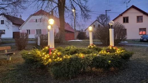 Adventní věnec z kolotoče vytvořili ve Věžnici