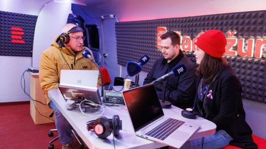 Odborník na umělou inteligenci Lukáš Benzl a Ester Valtrová z Díky, že můžem ve slavnostním vysílání Radiožurnálu
