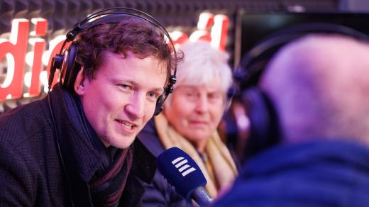 Martin Balucha v mobilním studiu Radiožurnálu na Národní třídě