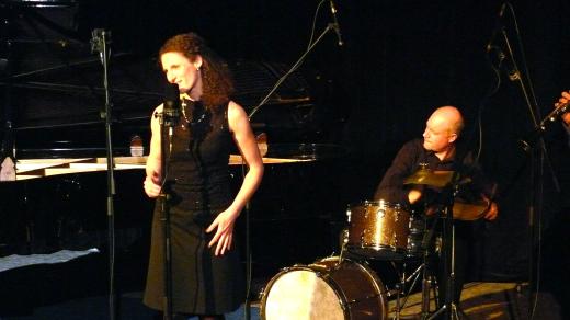 Petra Erneyiová se Swing Triem Avalon v sále Českého rozhlasu České Budějovice v dubnu 2013