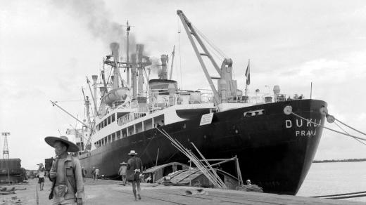 Československá námořní loď Dukla v kantonském přístavu, červen 1958 (archivní foto)