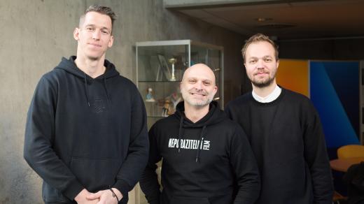 Kapitán para hokejistů Radek Zelinka, šéf českého para hokeje Jiří Šindler a herec Tomáš Havlínek