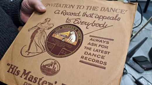 Dobová gramofonová deska s hudbou Karla Hašlera