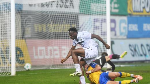 Princ Adu překonal brankáře Matouše Trmala, ale podle všeho měl jít předčasně do sprch