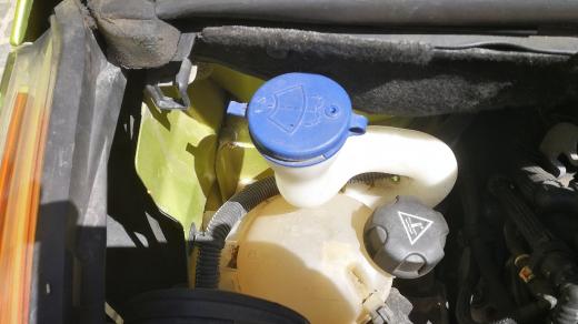 Kontrola bodu tuhnutí chladící kapaliny a náplně ostřikovačů by měla být před každou zimou samozřejmostí