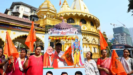Lidé oslavující vyvěšení vlajky na nový Rámův chrám v indickém městě Ajódhja