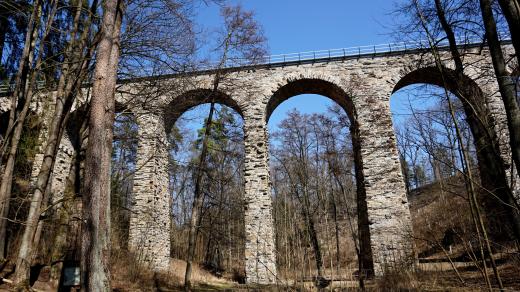 Železniční most nad údolím Močítka v Chýnově na Táborsku