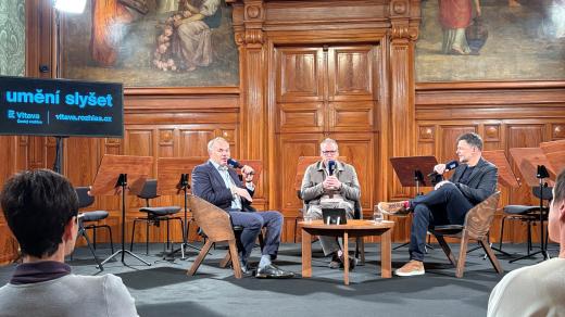 Generální ředitel České filharmonie David Mareček a výkonný ředitel KVIFF Kryštof Mucha v živém vysílání Akcentu v rámci projektu Variace 2025 ze Zanderova sálu v Císařských lázních v Karlových Varech