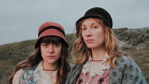 Mladé indie-folkové duo Jiný metro – Klára Čmejrková a Katie Alžběta Brown