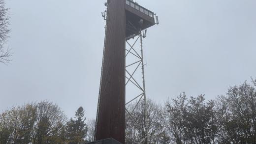 Rozhledna pochází z roku 1992. Vyhlídková plošina se nachází ve výšce 29 metrů
