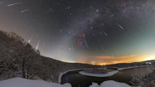 Takto astronom Petr Komárek vyfotil Geminidy nad sečskou přehradou