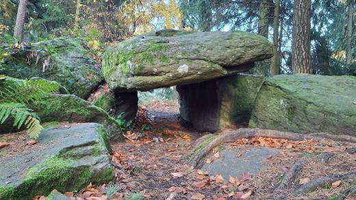 Kbílský dolmen. Jde o prehistorickou megalitickou stavbu z velkých kamenných bloků