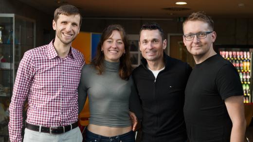 Cyklistka Julia Kopecký a moderátoři pořadu Kilometry Jiřího Ježka