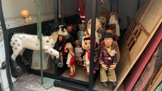 Na půdě staré radnice v České Skalici objevili historické loutky, kulisy a scénáře