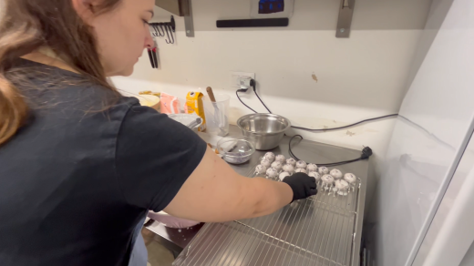 Pečení vánočního cukroví v cukrářské dílně v Kyžlířově na Přerovsku