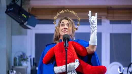 Zkouška černé komedie Bang Východočeského divadla Pardubice. Veronika Malá jako Vicky.