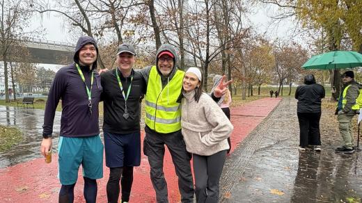 Běh za svobodu má také charitativní rozměr – část vybraných peněz poputuje na podporu neziskové organizace Cesta ven. Na snímku zcela vpravo jedna ze spoluorganizátorek, studentka Nelly