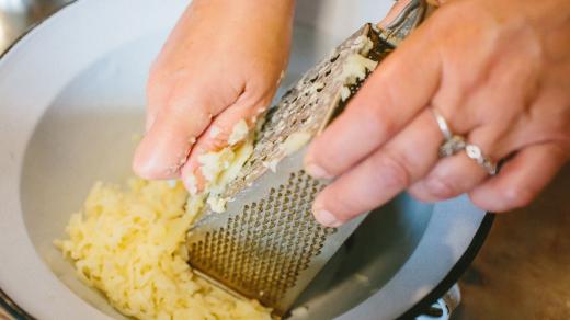 Brambory nastrouháme nahrubo