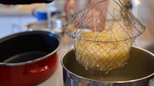 Uvařené těstoviny scedíme