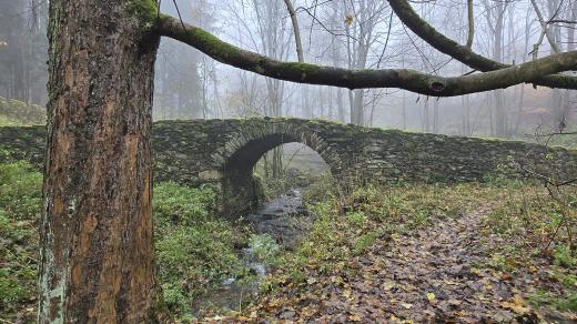 Připomínkou zaniklé obce Sklenářovice je středověký kamenný most, který svým vzhledem působí až pohádkově