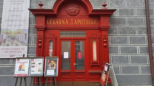 Zámecká lékárna v Třeboni tak trochu klame svým názvem. Jde spíš o svého druhu kulturní dům