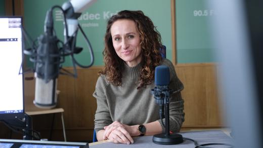 Jana Kastnerová ve studiu Českého rozhlasu Hradec Králové