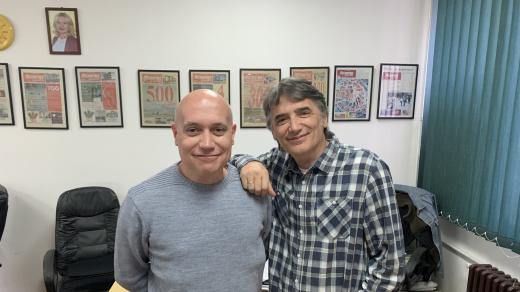 Vpravo Saša Trifunović, lokální novinář z deníku Lozničke novosti