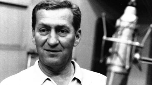 Josef Větrovec během natáčení rozhlasové hry