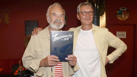 Zdeněk a Jan Svěrákovi s knihou Tmavomodrý svět
